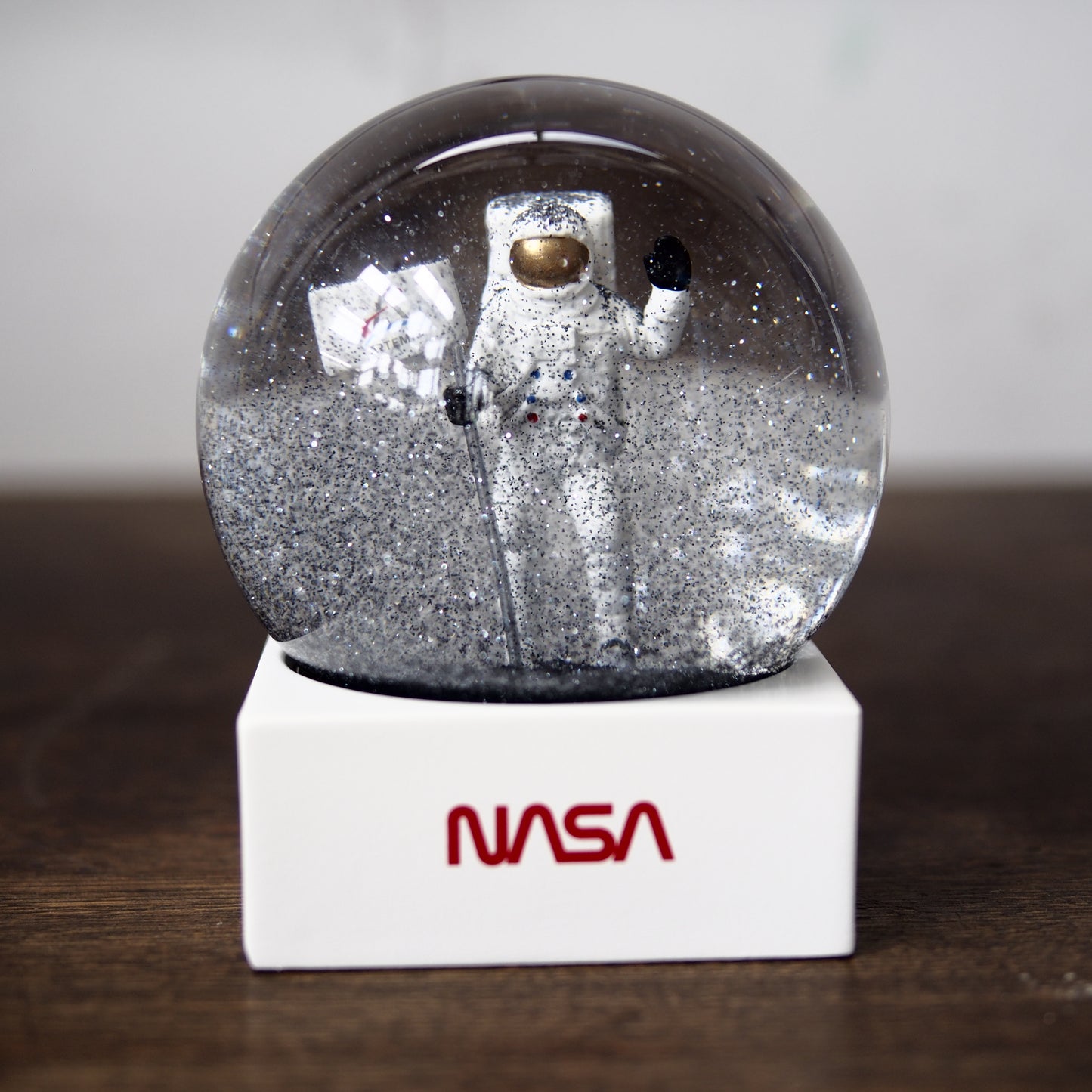 NASA Snow Globe｜小さなドームに、月面のロマンを